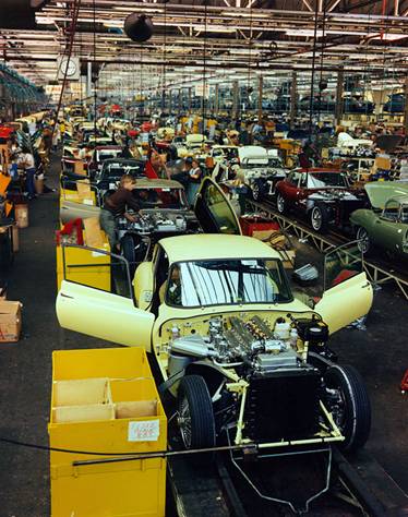 1967-Jaguar-E-Type-production-line
