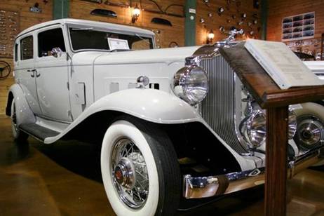1932 Packard Model 900 Shovelnose Sedan 01